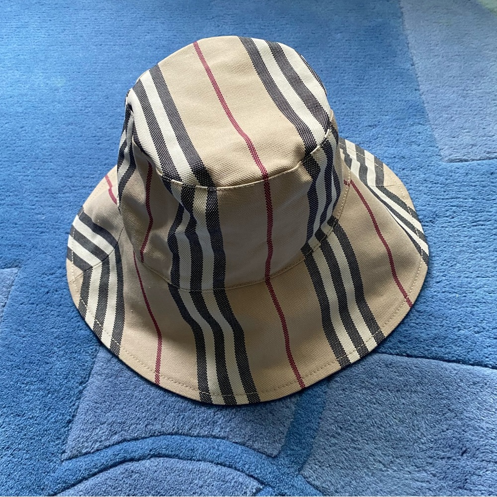 Burberry bucket hat